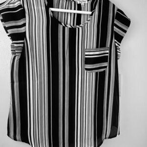 🆕 Lily White black/white top. Sz S.